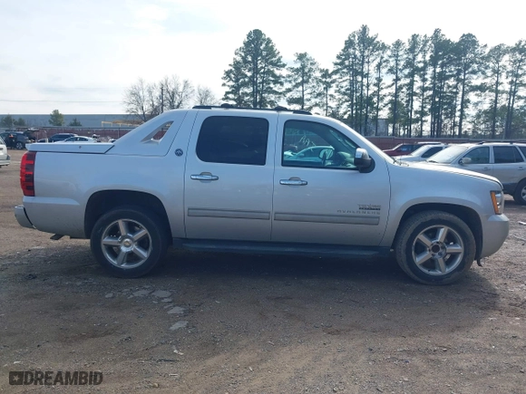 2013 Chevrolet Avalanche LS with VIN 3GNMCEE02DG207190, listed as a IAAI auction lot 41396345 with 223,378 mi miles. Bid and sale history available at carsss.com. Image 13.