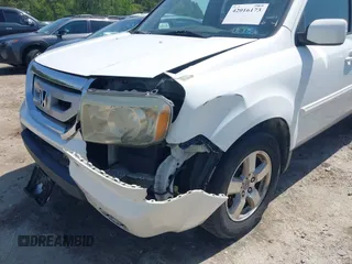 2009 Honda Pilot EX-L with VIN 5FNYF48619B022699, listed as a IAAI auction lot 42016173 with 204,190 mi miles and . Bid and sale history available at carsss.com. Image 6.