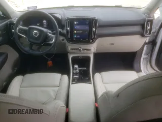 2023 Volvo XC40 Ultimate Bright Theme с VIN YV4L12UA8P2037138, выставлен на аукционе Copart как лот 43760214 с пробегом 6 561 миль миль и . История ставок и продаж доступна на DreamBid. Изображение 8.