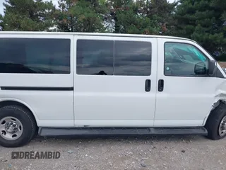 2020 Chevrolet Express Passenger LT z VIN 1GAZGPFG0L1170592, wystawiony jako IAAI lot #39919731 z przebiegiem 124 012 mil mil oraz . Historia ofert i sprzedaży dostępna na DreamBid. Obrazek 13.