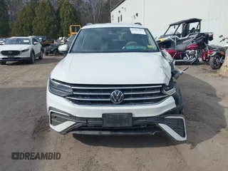 2022 Volkswagen Tiguan S z VIN 3VV0B7AX2NM097402, wystawiony jako IAAI lot #41845707 z przebiegiem 38 668 mil mil oraz . Historia ofert i sprzedaży dostępna na DreamBid. Obrazek 12.
