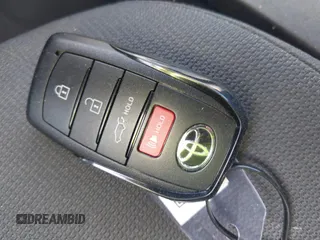 2022 Toyota Corolla Cross LE z VIN 7MUCAAAG0NV014812, wystawiony jako IAAI lot #42335853 z przebiegiem 52 811 mil mil oraz . Historia ofert i sprzedaży dostępna na DreamBid. Obrazek 11.