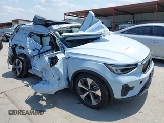 2025 Volvo XC40 Plus Bright Theme z VIN YV4L12UE6S2563585, wystawiony jako IAAI lot #42314264 z przebiegiem 2972 mil mil oraz . Historia ofert i sprzedaży dostępna na DreamBid. Obrazek 1.