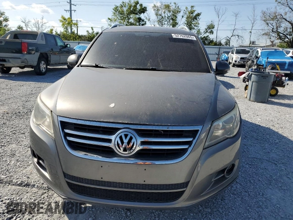 2011 Volkswagen Tiguan S z VIN WVGAV7AX7BW525689, wystawiony jako Copart lot #52762065 z przebiegiem 195 109 mil mil oraz Czysty tytuł • Clean title. Historia ofert i sprzedaży dostępna na DreamBid. Obrazek 5.