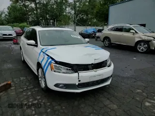 2013 Volkswagen Jetta TDI with VIN 3VWLL7AJ8DM352991, listed as a Copart auction lot 68473304 with 102,097 mi miles and Salvage title. Bid and sale history available at DreamBid. Image 10.