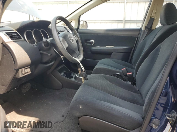 2011 Nissan Versa S z VIN 3N1BC1AP7BL402043, wystawiony jako Copart lot #60228645 z przebiegiem 86 179 mil mil oraz Szkoda całkowita • Salvage title. Historia ofert i sprzedaży dostępna na DreamBid. Obrazek 7.