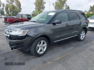 2018 Ford Explorer XLT z VIN 1FM5K7D82JGB56585, wystawiony jako IAAI lot #42129728 z przebiegiem 39 007 mil mil oraz . Historia ofert i sprzedaży dostępna na DreamBid. Obrazek 2.