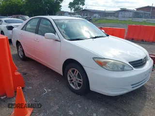 2002 Toyota Camry LE z VIN 4T1BE32K72U018464, wystawiony jako IAAI lot #42245026 z przebiegiem 133 214 mil mil oraz . Historia ofert i sprzedaży dostępna na DreamBid. Obrazek 1.