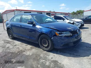 2011 Volkswagen Jetta Sedan SE w/Convenience & Sunroof with VIN 3VWDX7AJ6BM320689, listed as a IAAI auction lot 41644486 with 136,603 mi miles. Bid and sale history available at carsss.com. Image 1.