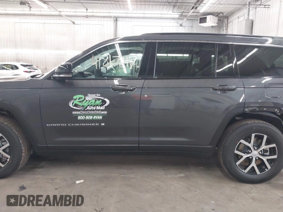 2025 Jeep Grand Cherokee Limited with VIN 1C4RJKBG3S8634319, listed as a IAAI auction lot 41817917 with 523 mi miles and . Bid and sale history available at DreamBid. Image 14.
