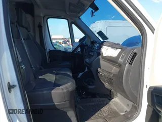 2016 Ram ProMaster Cargo z VIN 3C6TRVAG5GE134667, wystawiony jako IAAI lot #41411317 z przebiegiem 109 352 mil mil oraz . Historia ofert i sprzedaży dostępna na DreamBid. Obrazek 5.