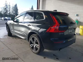2018 Volvo XC60 Momentum with VIN LYVA22RKXJB101579, listed as a IAAI auction lot 41722082 with 33,579 mi miles. Bid and sale history available at carsss.com. Image 3.