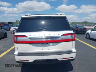 2018 Lincoln Navigator Black Label z VIN 5LMJJ3TT0JEL13071, wystawiony jako IAAI lot #42308766 z przebiegiem 62 903 mil mil oraz . Historia ofert i sprzedaży dostępna na DreamBid. Obrazek 17.