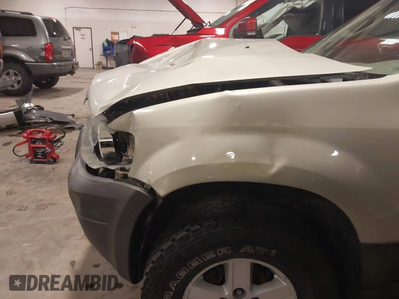 2005 Ford Escape XLS Value with VIN 1FMYU02Z35KA57707, listed as a IAAI auction lot 41759027 with 1 mi miles. Bid and sale history available at carsss.com. Image 6.