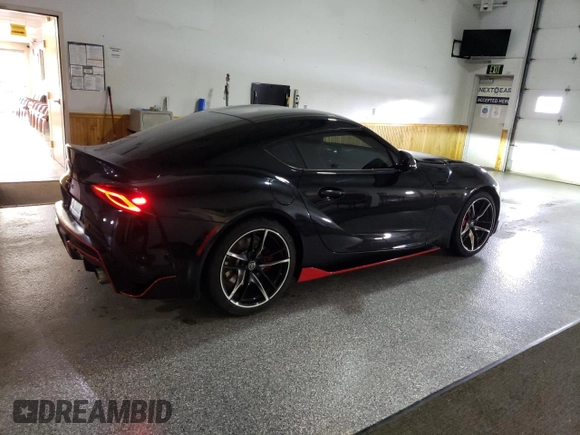 2020 Toyota Supra 3.0 z VIN WZ1DB4C04LW023122, wystawiony jako Copart lot #50207575 z przebiegiem 9 363 mil mil oraz Czysty tytuł • Clean title. Historia ofert i sprzedaży dostępna na DreamBid. Obrazek 3.