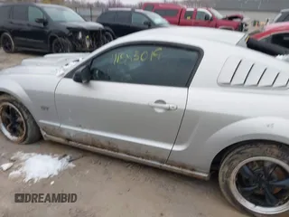 2005 Ford Mustang GT Deluxe z VIN 1ZVHT82H755103659, wystawiony jako IAAI lot #41553019 z przebiegiem 112 531 mil mil oraz . Historia ofert i sprzedaży dostępna na DreamBid. Obrazek 15.