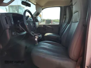 2020 GMC Savana Cargo z VIN 1GTW7AFP1L1148544, wystawiony jako Copart lot #77503334 z przebiegiem 125 497 mil mil oraz Czysty tytuł • Clean title. Historia ofert i sprzedaży dostępna na DreamBid. Obrazek 7.