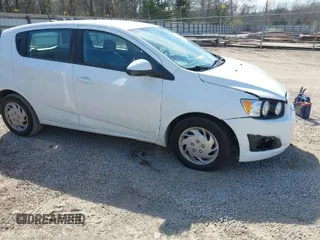 2013 Chevrolet Sonic LS z VIN 1G1JA6SH2D4188731, wystawiony jako IAAI lot #41908527 z przebiegiem 178 887 mil mil oraz . Historia ofert i sprzedaży dostępna na DreamBid. Obrazek 1.