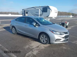 2017 Chevrolet Cruze LS z VIN 1G1BC5SM7H7244219, wystawiony jako IAAI lot #41905112 z przebiegiem 177 773 mil mil oraz . Historia ofert i sprzedaży dostępna na DreamBid. Obrazek 1.