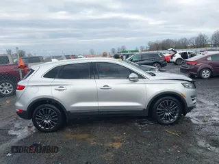 2015 Lincoln MKC z VIN 5LMCJ1A95FUJ20349, wystawiony jako IAAI lot #41695129 z przebiegiem 140 878 mil mil oraz . Historia ofert i sprzedaży dostępna na DreamBid. Obrazek 13.