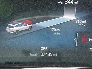 2025 BMW iX xDrive50 z VIN WB523CF07SCT17117, wystawiony jako IAAI lot #42042262 z przebiegiem 7485 mil mil oraz . Historia ofert i sprzedaży dostępna na DreamBid. Obrazek 7.