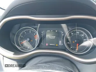 2018 Jeep Cherokee Latitude Tech Connect z VIN 1C4PJLCB8JD568422, wystawiony jako IAAI lot #42076237 z przebiegiem 88 382 mil mil oraz . Historia ofert i sprzedaży dostępna na DreamBid. Obrazek 7.