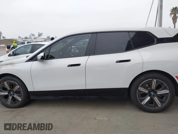 2022 BMW iX xDrive50 z VIN WB523CF01NCK27983, wystawiony jako IAAI lot #42106093 z przebiegiem 21 505 mil mil oraz . Historia ofert i sprzedaży dostępna na DreamBid. Obrazek 14.