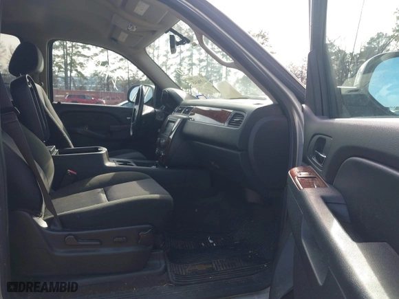2013 Chevrolet Avalanche LS with VIN 3GNMCEE02DG207190, listed as a IAAI auction lot 41396345 with 223,378 mi miles. Bid and sale history available at carsss.com. Image 5.