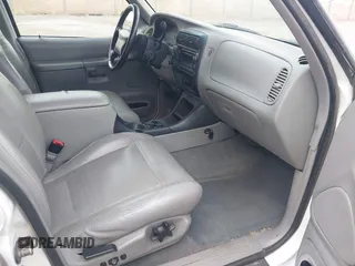 2000 Ford Explorer XLT z VIN 1FMDU73E6YZB38828, wystawiony jako IAAI lot #42458837 z przebiegiem 190 053 mil mil oraz . Historia ofert i sprzedaży dostępna na DreamBid. Obrazek 5.