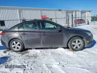 2014 Chevrolet Cruze 1LT z VIN 1G1PC5SB0E7419345, wystawiony jako IAAI lot #41412379 z przebiegiem 114 282 mil mil oraz . Historia ofert i sprzedaży dostępna na DreamBid. Obrazek 13.