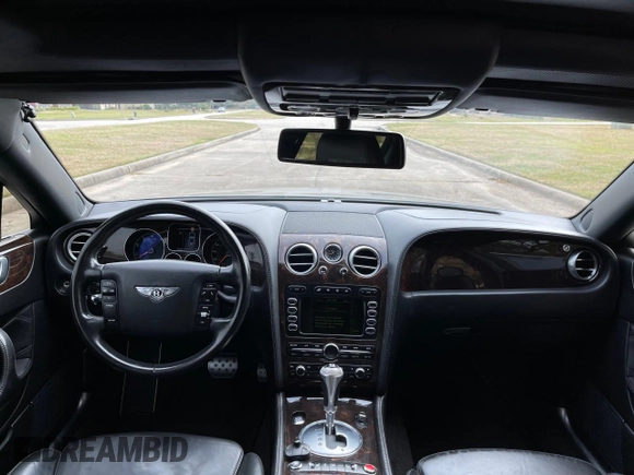 2007 Bentley Flying Spur z VIN SCBBR93W178041237, wystawiony jako Copart lot #72845204 z przebiegiem 122 543 mil mil oraz Czysty tytuł • Clean title. Historia ofert i sprzedaży dostępna na DreamBid. Obrazek 9.