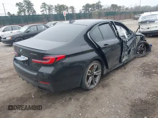 2022 BMW 5 Series M550i xDrive z VIN WBA13BK01NCH76521, wystawiony jako IAAI lot #41904437 z przebiegiem Nie podano mil oraz . Historia ofert i sprzedaży dostępna na DreamBid. Obrazek 4.