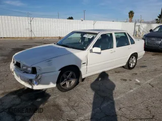 1998 Volvo S70 z VIN YV1LS5674W2543724, wystawiony jako Copart lot #42146915 z przebiegiem 126 467 mil mil oraz Szkody całkowita. Historia ofert i sprzedaży dostępna na DreamBid. Obrazek 1.