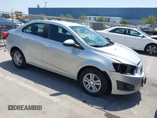 2015 Chevrolet Sonic LT z VIN 1G1JC5SH7F4101381, wystawiony jako IAAI lot #42436694 z przebiegiem 75 685 mil mil oraz . Historia ofert i sprzedaży dostępna na DreamBid. Obrazek 1.