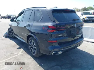 2025 BMW X5 xDrive40i z VIN 5UX23EU04S9X08790, wystawiony jako IAAI lot #42261810 z przebiegiem 7 051 mil mil oraz . Historia ofert i sprzedaży dostępna na DreamBid. Obrazek 3.