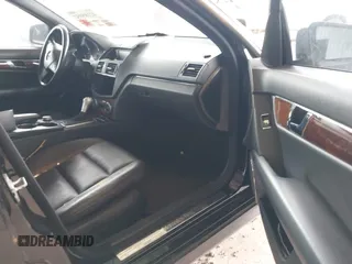 2011 Mercedes-Benz C 300 Sport z VIN WDDGF5EB8BR141083, wystawiony jako IAAI lot #42185957 z przebiegiem 194 998 mil mil oraz . Historia ofert i sprzedaży dostępna na DreamBid. Obrazek 5.