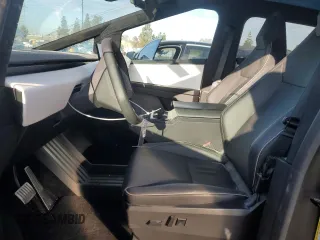 2024 Tesla Cybertruck z VIN 7G2CEHED8RA014228, wystawiony jako Copart lot #49007345 z przebiegiem 10 050 mil mil oraz Szkody całkowita. Historia ofert i sprzedaży dostępna na DreamBid. Obrazek 7.