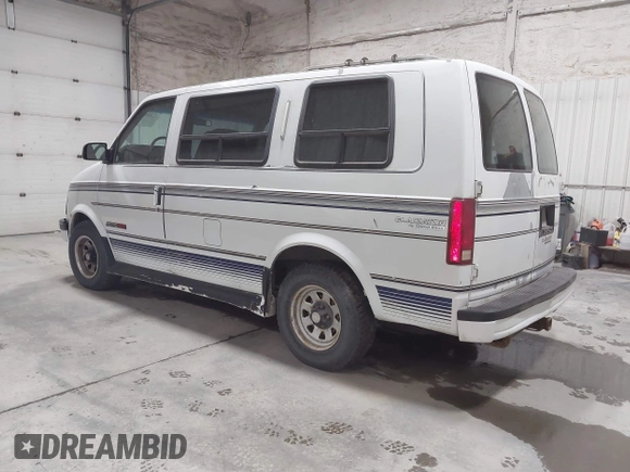 1994 Chevrolet Astro Cargo z VIN 1GBDM19Z0RB167297, wystawiony jako IAAI lot #42305621 z przebiegiem 154 683 mil mil oraz . Historia ofert i sprzedaży dostępna na DreamBid. Obrazek 3.