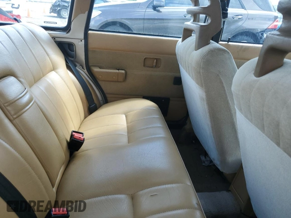 1993 Volvo 240 z VIN YV1AW8311P1956415, wystawiony jako Copart lot #55122855 z przebiegiem 276 658 mil mil oraz Szkoda całkowita • Salvage title. Historia ofert i sprzedaży dostępna na DreamBid. Obrazek 11.