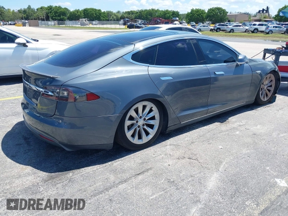 2013 Tesla Model S Performance z VIN 5YJSA1DP9DFP06121, wystawiony jako IAAI lot #42511097 z przebiegiem 100 990 mil mil oraz . Historia ofert i sprzedaży dostępna na DreamBid. Obrazek 4.