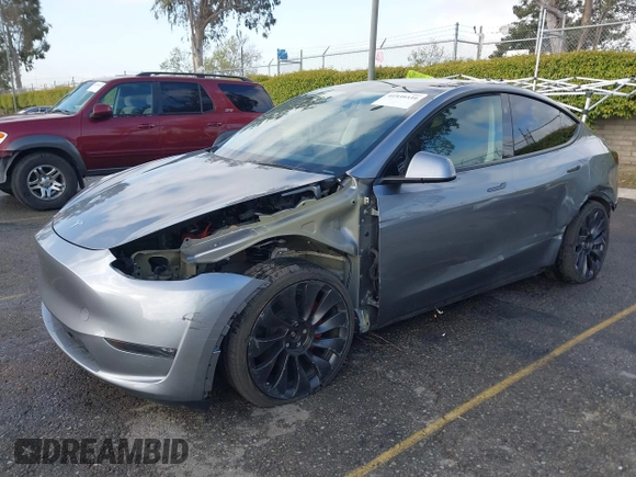 2024 Tesla Model Y Performance z VIN 7SAYGDEF5RA322392, wystawiony jako IAAI lot #41939339 z przebiegiem 20 808 mil mil oraz . Historia ofert i sprzedaży dostępna na DreamBid. Obrazek 20.