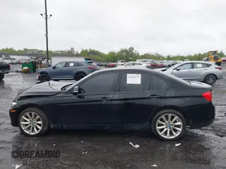 2015 BMW 3 Series 320i xDrive z VIN WBA3C3G59FNT53112, wystawiony jako IAAI lot #42222176 z przebiegiem 113 702 mil mil oraz . Historia ofert i sprzedaży dostępna na DreamBid. Obrazek 14.