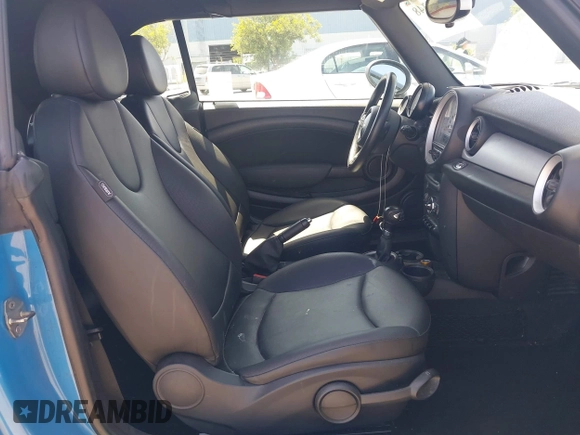 2014 MINI Convertible с VIN WMWZN3C55ET569656, выставлен на аукционе IAAI как лот 42105348 с пробегом 87 671 миль миль и . История ставок и продаж доступна на DreamBid. Изображение 5.