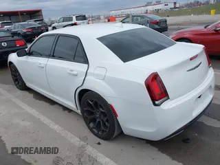 2019 Chrysler 300 S z VIN 2C3CCABG2KH538772, wystawiony jako IAAI lot #41156726 z przebiegiem 102 126 mil mil oraz . Historia ofert i sprzedaży dostępna na DreamBid. Obrazek 3.