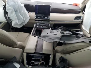 2020 Lincoln Navigator Reserve z VIN 5LMJJ2LT7LEL17146, wystawiony jako Copart lot #49923625 z przebiegiem Nie podano mil oraz Szkoda całkowita • Salvage title. Historia ofert i sprzedaży dostępna na DreamBid. Obrazek 8.