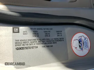 2007 Cadillac DTS Performance z VIN 1G6KD57907U187194, wystawiony jako Copart lot #79310374 z przebiegiem 108 144 mil mil oraz Szkoda całkowita • Salvage title. Historia ofert i sprzedaży dostępna na DreamBid. Obrazek 12.