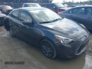 2019 Toyota Yaris L z VIN 3MYDLBYV4KY528641, wystawiony jako IAAI lot #41935993 z przebiegiem 61 940 mil mil oraz . Historia ofert i sprzedaży dostępna na DreamBid. Obrazek 1.