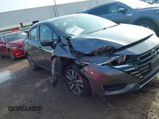2023 Nissan Versa SV z VIN 3N1CN8EV4PL848612, wystawiony jako IAAI lot #42506368 z przebiegiem 38 671 mil mil oraz . Historia ofert i sprzedaży dostępna na DreamBid. Obrazek 1.