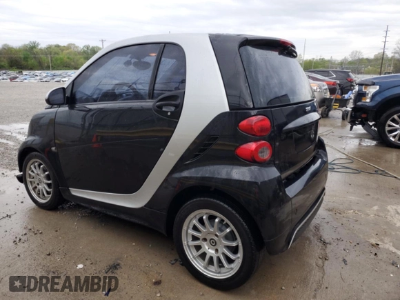 2013 Smart fortwo Pure z VIN WMEEJ3BA0DK671030, wystawiony jako Copart lot #53307075 z przebiegiem 57 779 mil mil oraz Szkody całkowita. Historia ofert i sprzedaży dostępna na DreamBid. Obrazek 2.
