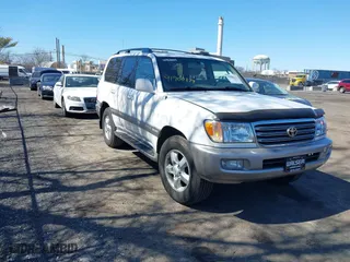2005 Toyota Land Cruiser with VIN JTEHT05J652071111, listed as a IAAI auction lot 41900179 with 195,717 mi miles. Bid and sale history available at carsss.com. Image 1.